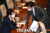 [TF포토] 이인영-기동민, '코로나 특위' 대화