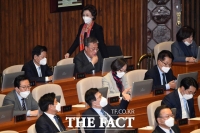 [TF포토] 유성엽, '나만 안 썼나?'