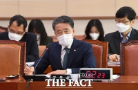 [TF포토] 마스크 쓰고 국회 찾은 박능후 장관