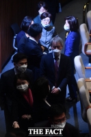 [TF포토] 마스크 착용한 의원들