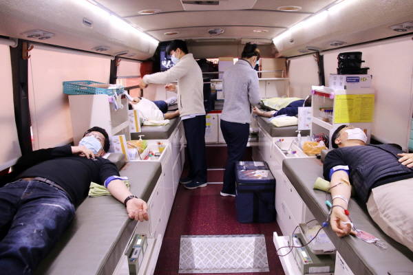 이스타항공이 코로나19 확산으로 인한 혈액 수급난 해소를 위해 헌혈 봉사를 진행했다. /이스타항공 제공