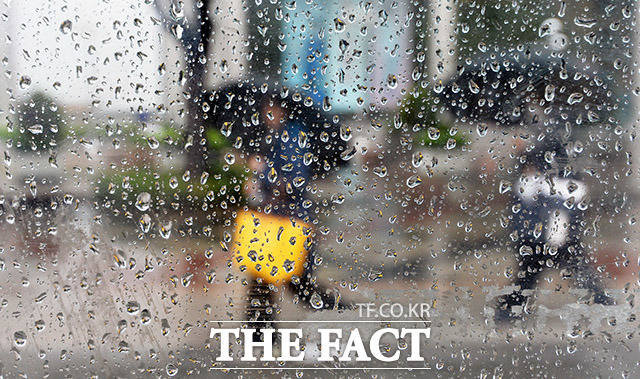 2월의 마지막 금요일인 28일은 전국에 비나 눈이 오겠다. 기상청에 따르면 비는 이른 오전 전라도 해안부터 시작돼 낮 시간대에 전국으로 확대되겠다.