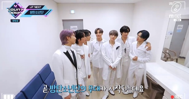 방탄소년단은 대기실 인터뷰에서 국내 첫 무대인 만큼 무대를 부셔버리겠다며 자신있는 모습을 보였다. /Mnet 엠카운트다운 캡처