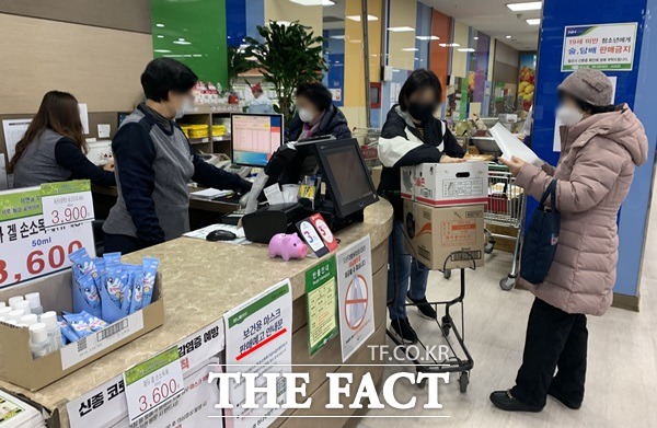 서울 마포구에 있는 하나로마트 내 고객센터 앞에선 고객이 마스크 판매 여부에 대해 묻고 있다. /이민주 기자