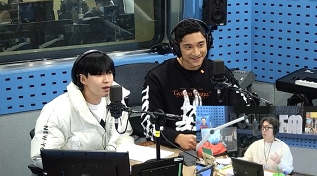 가수 김재환(왼쪽)과 배구선수 김요한(가운데)가 SBS 파워FM 김영철의 파워FM에 출연했다. /SBS 파워FM 김영철의 파워FM 캡처