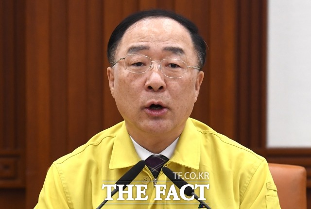 홍남기 경제부총리 겸 기획재정부장관이 27일 소상공인 임대료 지원에 적극 나서겠다고 밝혔다. /더팩트 DB