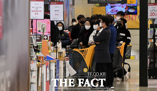 불경기 극복이 우선인 중소기업들은 재택근무 시행에 어려움을 겪고 있다. 사진은 지난 25일 서울의 한 대형마트를 찾은 시민들이 마스크 구매를 위해 줄을 서고 있는 모습. /임세준 기자