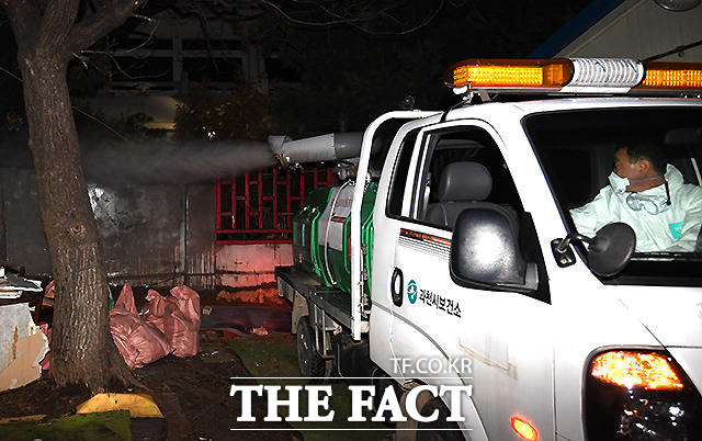 지난 26일 과천시 문원동 청소년수련원 앞 신천지 숙소에서 과천시보건소 관계자들이 해당 지역을 찾아 방역 작업을 하고 있는 모습. /이새롬 기자