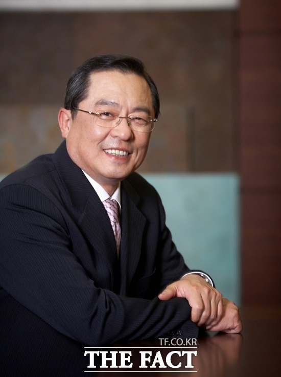 LS그룹이 코로나19 피해가 집중된 대구·경북 지역 의료진과 취약계층 지원을 위해 성금 3억 원을 기탁했다. 구자열 LS그룹 회장 /LS그룹 제공