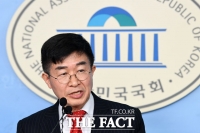[TF포토] 기자회견 갖는 미래한국당 공병호 공천관리위원장