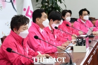 [TF포토] 최고위원회의 주재하는 심재철