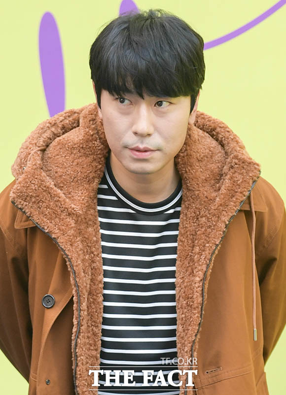 배우 이시언이 코로나19 확산 방지 관련 기부를 했다가 때아닌 비난을 받고 있다./김세정 기자