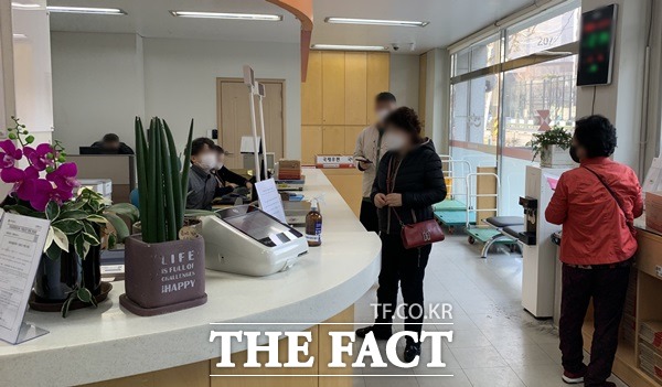 약국과 농협 하나로마트, 우체국 등 공적판매처에서 판매되는 반값 마스크가 28일부터 순차적으로 풀린다. /이민주 기자