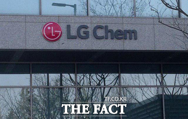 LG화학은 최근 액정표시장치(LCD) 제품의 핵심 소재인 컬러필터용 포토레지스트(감광재) 사업을 580억 원에 중국 화학업체에 매각하는 계약을 체결했다. /더팩트 DB
