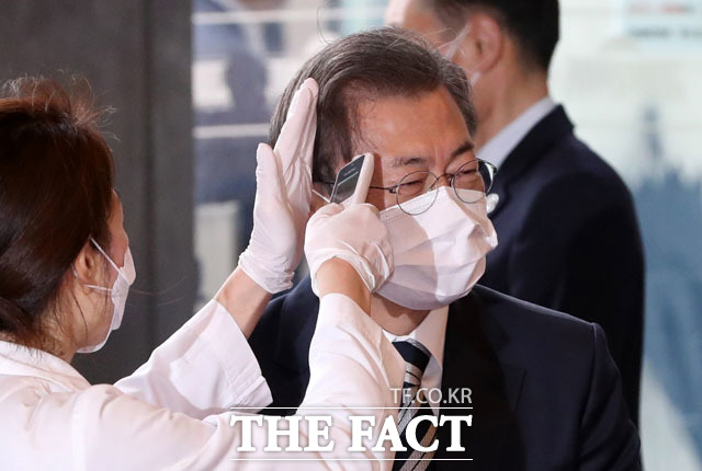 문재인 대통령이 28일 오후 서울 여의도 국회에 도착해 발열 검사를 하고 있다./남윤호 기자