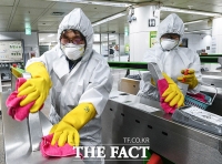 [TF포토] '구석 구석 꼼꼼하게'