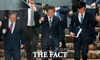 [TF포토] 대화 나누는 문재인 대통령과 노영민-김상조