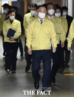 [TF포토] 마스크 쓰고 브리핑 참석하는 홍남기 부총리