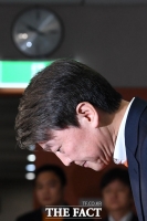 [TF포토] 고개숙이는 안철수