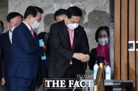 [TF포토] 심재철, '소독 철저'