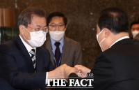 [TF포토] 대통령도 '주먹 인사'