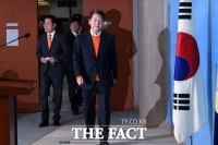 [TF포토] 기자회견 나서는 안철수