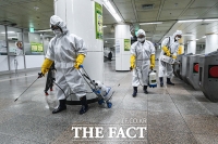 [TF포토] 코로나19 대비...방역하는 광화문역