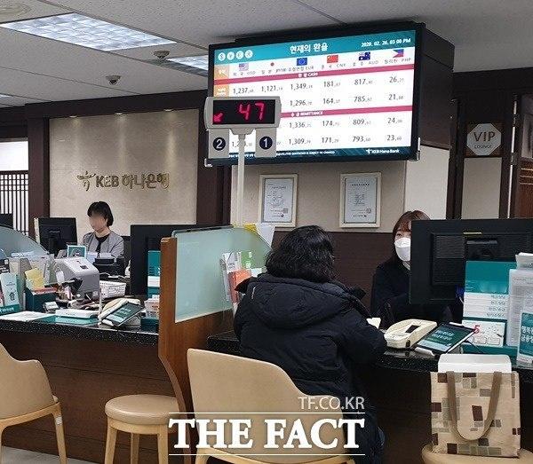 하나은행 직원이 지난달 26일 오후 서울 종로구에 위치한 하나은행 영업점에서 마스크를 착용하고 고객을 응대하고 있다. /정소양 기자