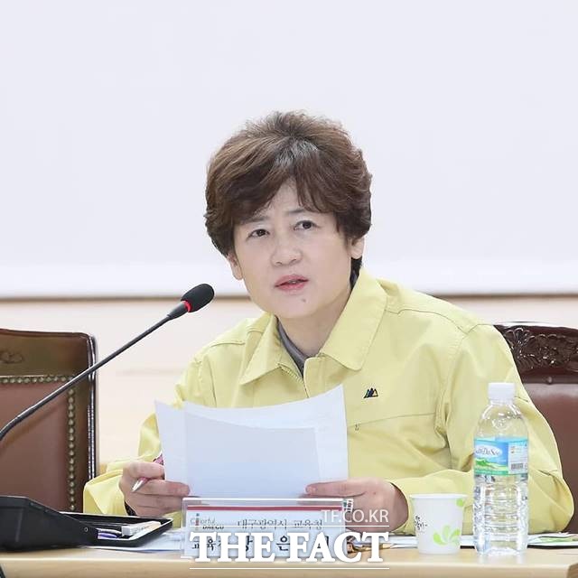 코로나19 확산세가 이어지고 있는 대구지역 유·초·중·고, 특수학교 개학이 2주 더 연기된다. 사진은 강은희 대구시 교육감/강은희 교육감 페이스북