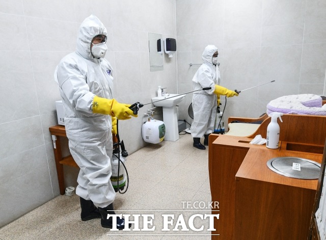 전남 여수에서 대구예배에 참석했던 20대 신천지 교인이 신종 코로나바이러스(코로나19) 확진 판정을 받았다. 사진은 서울 광화문역 일대에서 방역관계자들이 방역을 하고 있는 모습. /이동률 기자