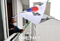 [TF포토] 3.1절 태극기 게양하는 할아버지와 손자