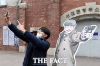 [TF포토] 독립운동가와 같은 포즈로 기념 촬영