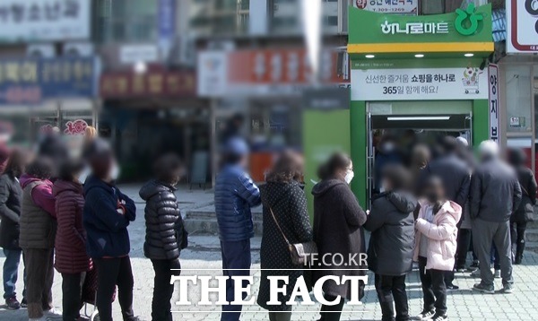 마스크 공적 판매처 하나로마트가 지점마다 다른 판매방식을 활용하면서 곳곳에서 고객들의 불만이 터져나왔다. /한건우 영상 인턴기자