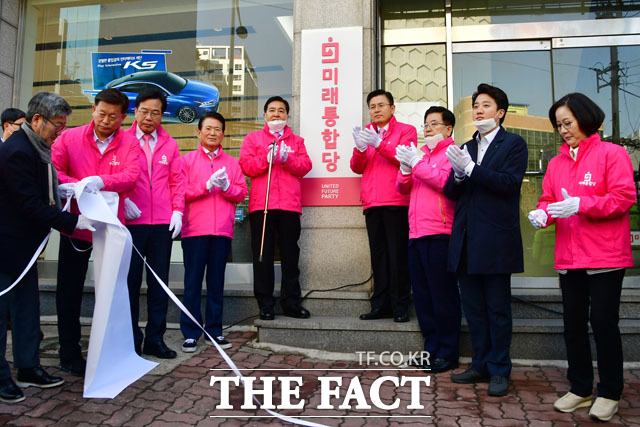 황교안 미래통합당 대표(왼쪽에서 여섯 번째)와 심재철 원내대표(왼쪽에서 다섯 번째) 등 참석자들이 2일 오전 영등포구 미래통합당 중앙당사에서 현판 제막식을 갖고 박수를 치고 있다. /남윤호 기자