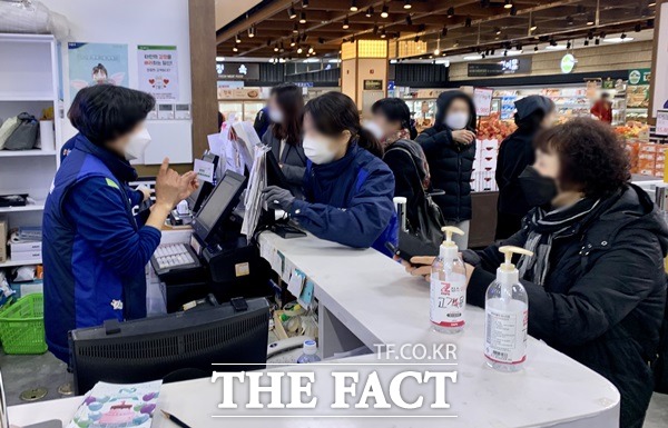 2일 하나로마트 매장 직원들은 마스크 판매 여부를 문의하는 고객들의 발길이 끊이지 않았다. /이민주 기자