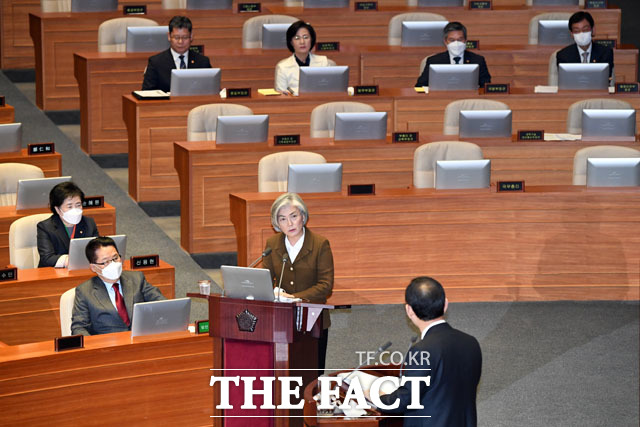 강경화 외교부 장관이 2일 오후 서울 여의도 국회에서 열린 정치·외교·통일·안보 분야 대정부질문에 출석해 주호영 의원의 질의에 답변하고 있다. /국회=남윤호 기자
