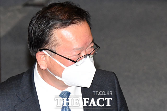 김부겸 더불어민주당 의원이 2일 국회에서 열린 정치외교안보분야 대정부질문에서 정부의 중국 입국제한 조치 관련 결정이 늦었다고 비판했다. 또 마스크 공급에도 정부가 믿음을 줘야 한다고 목소리를 높였다. 지난달 20일 국회 본회의에 마스크를 쓰고 참석한 김 의원. /국회=남윤호 기자