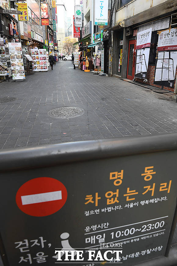 따뜻한 겨울 날씨에 겨울 의류 판매에 발목을 잡혔던 패션업계가 코로나19에 또다시 비상이 걸렸다. 사진은 텅빈 명동 거리 모습. /이새롬 기자