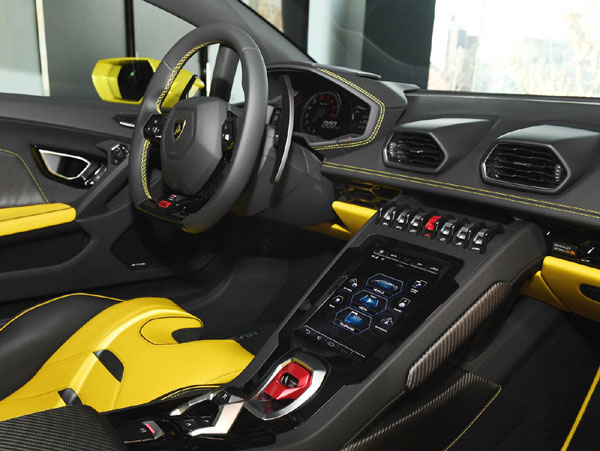 실내에는 전화 통화, 인터넷 접속, 애플 카플레이 등 모든 커넥티비티를 관리하는 HMI 8.4 터치스크린이 센터 콘솔에 설치됐다. /오토모빌리 람보르기니 제공