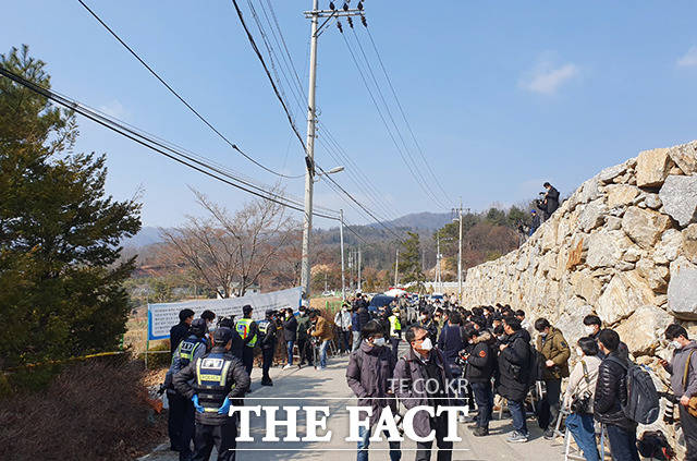 기자회견이 열리는 가평군 신천지 연수원 평화의 궁전에 모여드는 취재진