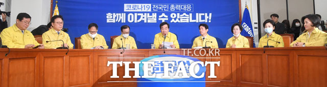 이낙연 더불어민주당 코로나19 재난안전대책위원장(가운데)이 2일 오전 서울 여의도 국회에서 열린 최고위원회-코로나19 재난안전대책위원회 연석회의에 참석해 발언하고 있다. /남윤호 기자