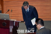 [TF포토] 고개숙이는 정경두