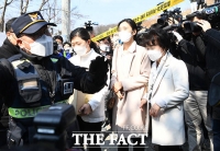 [TF사진관] '이만희 기자회견' 앞둔 평화의 궁전 들어서는 보건소 관계자들