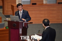 [TF포토] 질의 답변하는 진영 장관