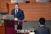 [TF포토] 북 미사일 관련 답변하는 정경두