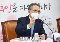 [TF포토] TK 면접 진행하는 김형오