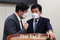 [TF포토] 회의 앞두고 대화하는 기동민-김진표