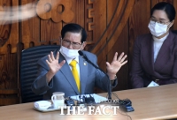 [TF포토] 코로나19 사태 기자회견서 손사래치는 이만희