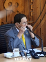 [TF포토] 마스크가 답답한 이만희