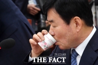 [TF포토] '코로나 특위 첫 회의' 목타는 김진표